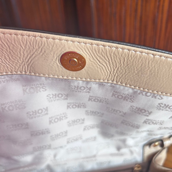 Michael Kors clutch with shoulder strap - Picture 3 of 5